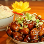 Hähnchen süß-sauer: General Tsos Hühnchen mit Reis.