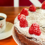 Japanischer Schokoladenkuchen mit Himbeeren