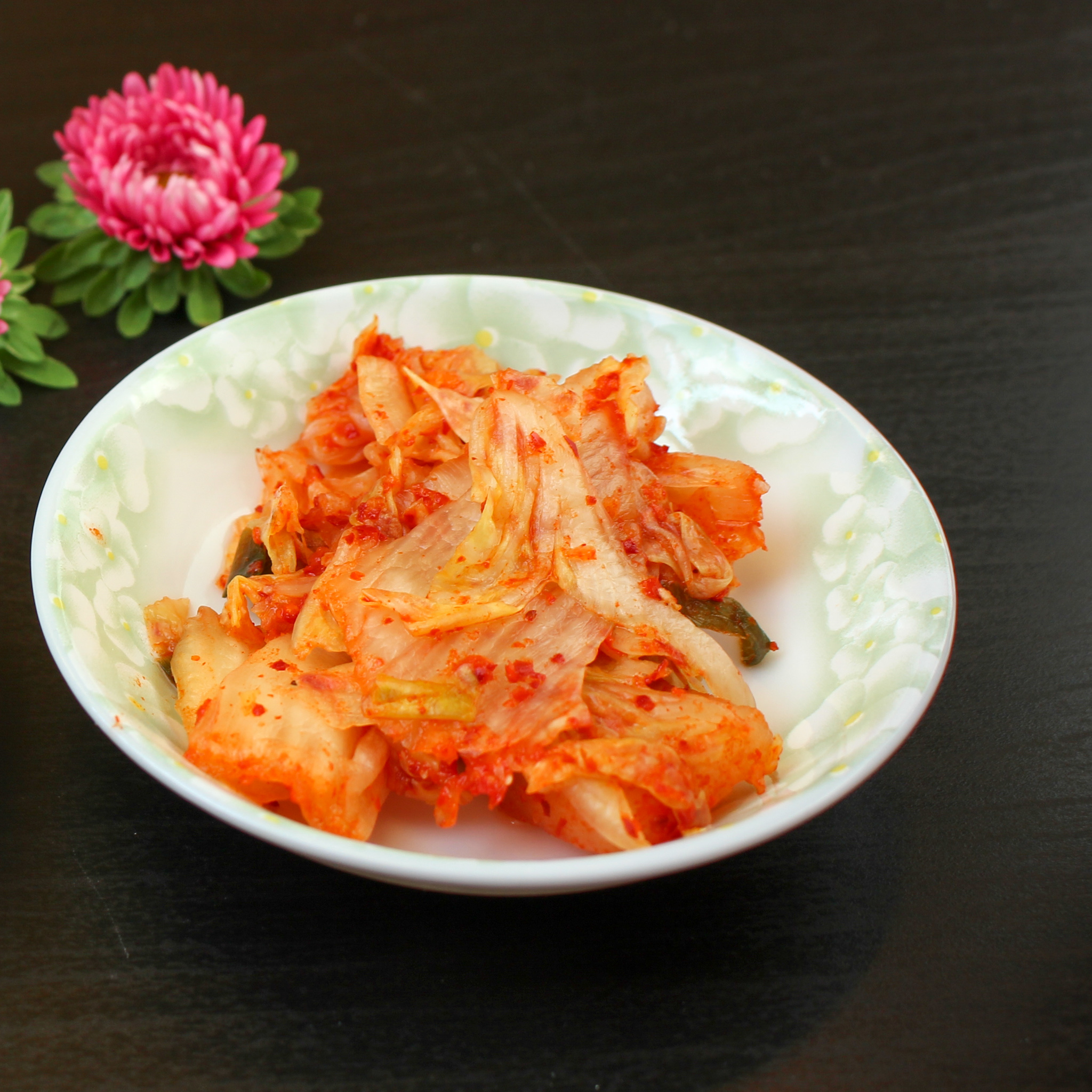 Eine Schale mit Kimchi aus Chinakohl.