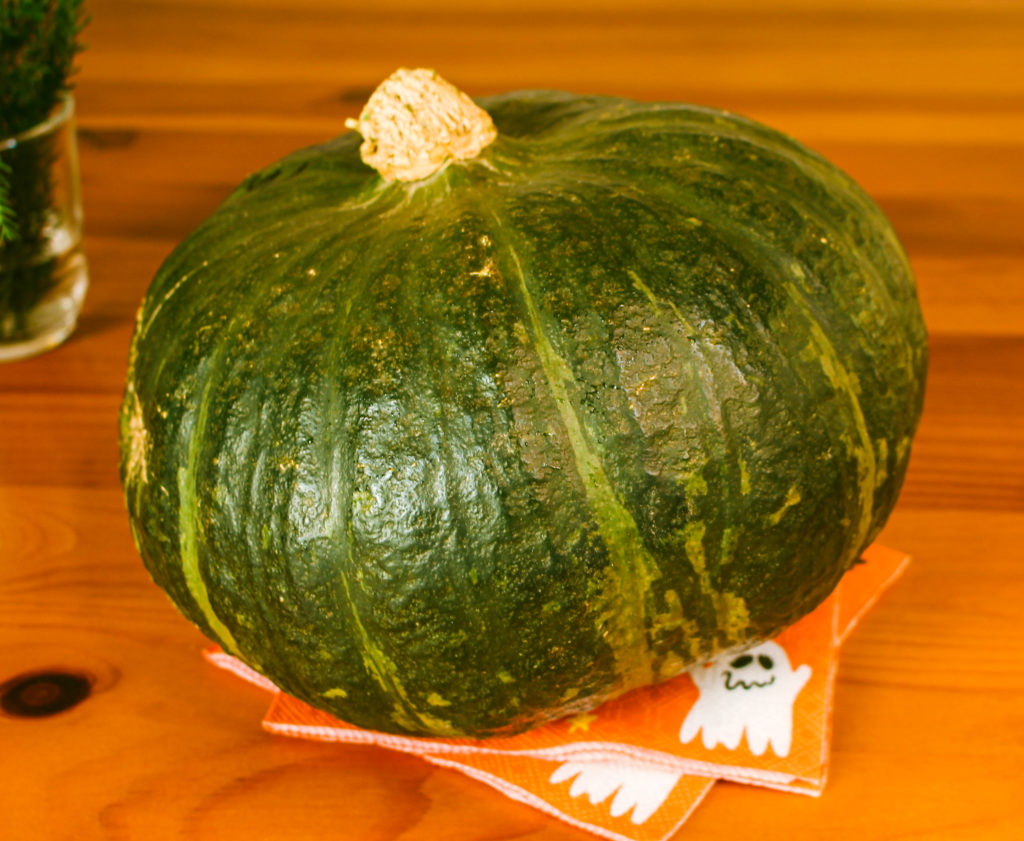 IMG_1893-2 Kabocha-Kürbis auf einem Tisch